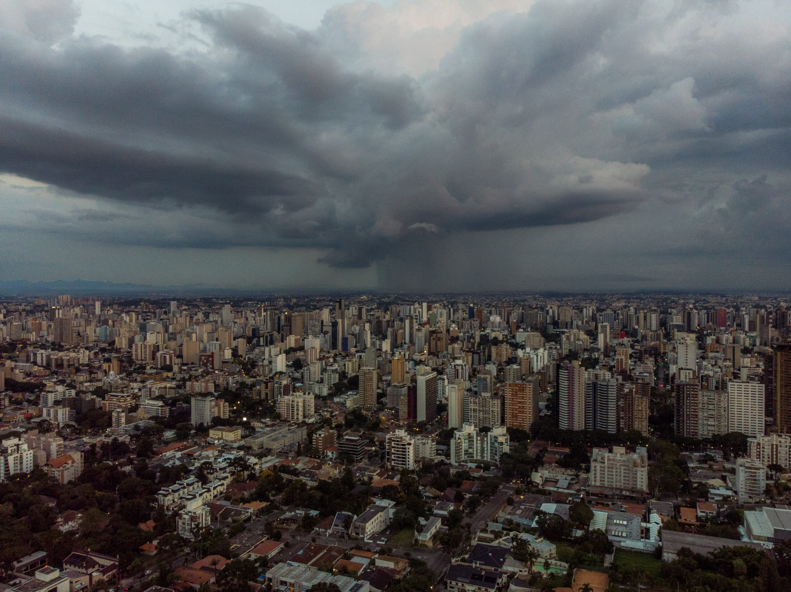Alerta de Chuva em Curitiba? 4 Dicas para Manter Seu Imóvel SECO e Protegido!